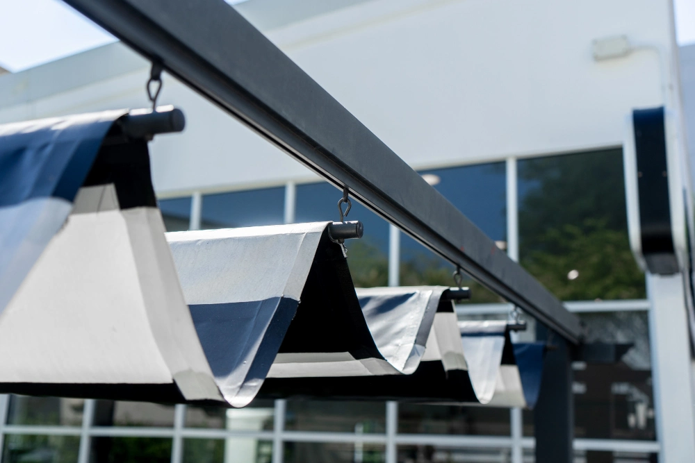 Pérgola azul y blanca a medida